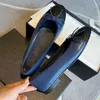新しいカラークラシックラグジュアリーブランドバレエフラット本物のレザーシューズデザイナー女性のカジュアルシューズフラットデザイナーウェディングパーティーベルベット高品質の工場靴