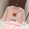 Conjuntos de tacksuits para niñas, conjuntos deportivos de marca para niños, jersey rosa de diseñador para niños, traje de oso de cuello redondo, conjuntos de ropa de otoño de algodón, ropa de invierno nueva 2023fw