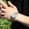 腕時計ウーウィンスモールダイヤル女性時計ベイビーピンクアイスアウトクォーツクロックラグジュアリーウォータープルーフリストウォッチ女性のための小さなサイズ230728