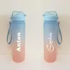 Vattenflaskor Diy Plastic Sport Bottle With Logo Name 1L Big Capacity Anpassad Skriv ut din mönsterdesign utomhus Easy Take Summer