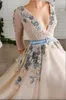 Vestidos de Baile Elegantes 2023 Rendas Florais 3D com aplicação Lateral Dividida Vestido de Noite Linha A Decote em V Feito sob Medida Vestidos para Ocasiões Especiais