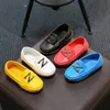 Flache Schuhe Baby Jungen Lederschuhe Kinder Slipper Slipon Weiches Leder Kinder Wohnungen Mode Buchstaben Design Candy Für Kleinkinder Große Jungen 230728