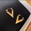 Серьги обруча GD 2023 Прохладная тенденция буква v Аксайский аксессуар золотой винтаж из нержавеющей стали в стиле хип -хоп.