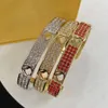 Alphabet Hollow Cuff Embed 3 rij strass Halve opening armband, sieraden ontwerper luxe design damesarmband, Valentijnsdag geschenk, hoge kwaliteit met doos