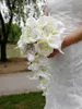 Fiori matrimonio Arrivo Avorio Cascading Sposa Bouquet Rose bianche Perle artificiali Calla Lilies Decoration