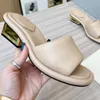 New Lady Sandals in Spring and Summer Cuir Slippers Slippers One-Line Holiday High High Talons Madies Slippers Leisure Cuir souple et Bottom sans glissement 42 Femme Femme