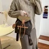 Borse a tracolla da donna all'ingrosso di fabbrica 4 colori fibbia a scatto moda borsa da esterno in pelle imbottita per il tempo libero zaino street lettere popolari messenger bag 541 #