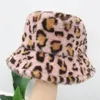 Berets Winter Bucket Hat Modna moda lampart Panama Warmowe czapki żeńska faux fur rybakowy czapka dla kobiet