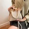 Bolsas de noite Fashion Weave Straw Shoulder Bag para mulheres Top de madeira com alça Clipe Beach Designer Pearl Bolsas crossbody e bolsas 230729