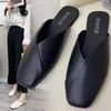 Slippare kvinnor mules sommar elegant fyrkant stängd tå platt tofflor kvinnliga skor casual läder svarta vita glider plus storlek 35-43 230728