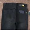 メンズジーンズデザイナーラグジュアリーメンズジーンズが黒い文字の一番上の列パッチで洗われたプリントオートバイヴィンテージストレッチスラックス019H