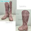 BOOTS PINK الأنيقة الأزياء الحديثة أحذية غربية كعب كبير الحجم 45 جودة عالية الانزلاق على التطريز البريطاني على الطراز البريطاني الأحذية 230728