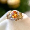 Kvinnor lyxdesigner ring fjäder snidning inlagd orange färg moissanite diamantringar smycken guld pläterade flickvän gåvor engagemang bröllop öppningsring 1575