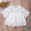 Flickans klänningar Fashion Family Matching Clothing Mother Daughter White Hollow Floral Lace Dress Mini Mom Baby Girl Party 230728