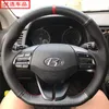 För Hyundai som leder Elantra Mistra New Tucson Lafesta Verna Diy Custom Handsewn Leather Carbon Fiber Car Steering Wheel Cover258n