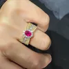 Vrouwen Luxe designer ring Italiaans weven snijwerk goud proces simulatie duif gekleurde edelsteen ring hol goud roos rood blauw groen diamant open ring 1585