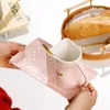 Tazze Piattini Tazza in ceramica a forma di borsetta creativa con cucchiaio per piatti Set di tazze e piattini personalizzati per tè e caffè Regalo unico per il matrimonio