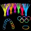 Parti Dekorasyonu 100 PCS Floresan Işık Kızdırma Çubukları Bilezik Kolye Çubuğu Doğum Günü Cadılar Bayramı Renkli Glowsticks282s