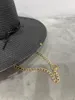 Szerokie brzegowe czapki 2023 Letni przylot słomy czapkę czarny pasek łańcuchowy Fedora dla kobiet Sunshade Beach Panie