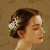 Headpieces kinesiska bröllop hår tillbehör guld färg kristall blomma blad brud kamklipp vintage smycken brudtärna gåva