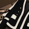 女性用ジャケットヨーロッパの白黒コントラスト女性のためのカラースーツ秋ハイグレードライトラグジュアリーメタルボタン汎用性の高い小さな香り