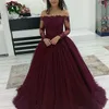 2020 Quinceanera sukienki Burgundy Bateau Neck Off ramię koronkowe aplikacje koraliki długie rękawy Tiul Puffy Ball Gown Part