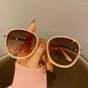 Solglasögon för män wonen 2023 Trending rosa solglasögon vintage designer svart vit solglasögon glas