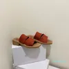 2023-Designer chinelos sliders sandálias rasteiras woody flat mule assinatura adorna a sola interna O design fácil de calçar faz desta sapatilha um verão verão