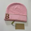 Boll Caps Designe Burbury Hat 2023 Autumn and Winter New Network Red Samma brev varm B Hembroderier Stickat för män Kvinnor Par Woolen