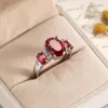 Eheringe Klassischer roter Kristall für Frauen Nette Ellipse Geometrische CZ Zirkon Verlobungsring Modeschmuck Weihnachtsgeschenk