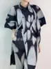 Trench da donna lunghi e giacche da donna Cappotto Miyake Pieghettato Fashion Design High Street Allentato Large Szie Summer Print Tide