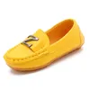 Flache Schuhe Baby Jungen Lederschuhe Kinder Slipper Slipon Weiches Leder Kinder Wohnungen Mode Buchstaben Design Candy Für Kleinkinder Große Jungen 230728