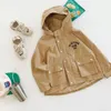 Vestes Mode Bébé Fille Garçon À Capuche Trench Veste Lettre Imprimer Enfant Enfant Coupe-Vent Manteau Printemps Automne Poussière Vêtements 212Y 230728