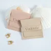 Sieraden Zakjes Zakken 100 stuks Aangepaste Naam Grootte Microfiber Geschenkzakjes 8X8cm Sieraden Organisator Oorbellen Zakje Bruiloft Gunst Snoepzak Klein bedrijf 230728