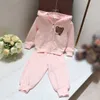 mode baby flickor jackor set märke barn sport set rosa designer barn pullover rund nacke björndräkt bomulls höstkläder set 2023fw nyligen vinterkläder