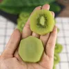 Dekorativa blommor 3/15st PVC realistiska skärm liten oregelbunden faux kiwi köttskivor dekor konstgjorda frukter falsk mat grön diy 1: 1