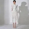 Casual Kleider Weiße Spitze Damen Kleid mit Gürtel 2023 Frühling Landebahn Design Party Vestido Damen Haken Blume Hohl Elegante Vintage Kleidung