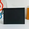 7A Embrague Artículos De Tocador Carpeta Cosmética Oficina Tarde Pochette Monedero Cruz Negra Palma Cuero Texturizado Letras De Metal Moda Viaje 27 Cm Con Caja L191