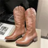 Bottes Cloutées Bottes Femmes Talon Bas Cowboy Chelsea Western Court En Cuir Genou Haute De Luxe Designer Gothique Rock Chaussures Vintage 230729