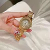 Нарученные часы высококачественные моды дамы смотрят кварцевый браслет женщин, топ, смотрит на золото с стразами