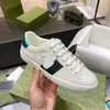 Zapatos de diseñador clásicos Zapatos casuales de dibujos animados para mujer Bee Ace cuero lienzo bordado rayas impresas Zapatos clásicos para correr con rayas blancas y verdes para hombres y mujeres