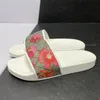 Designer toffel män kvinnor sippare lyx g blommor plattform gummi mulor strand sandaler sommar glid kvinnliga platta sandal damer flip flops kausala glider skjutreglage