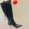 Botas de cano alto de couro de cordeiro Cagole fivela de pino enfeitada sapatos de zíper lateral bico fino salto agulha bota alta designer de luxo sapato para0001