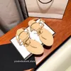 2024 Novos apartamentos sandália mulheres sapatos canal verão praia clip toe slides marca de luxo designer flip-flops acolchoados sandálias de salto baixo chinelos tn 344