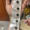 de nieuwe Koreaanse versie van de dubbelzijdige stalen armband met vijf bloemen en vier bladeren vervaagt niet allergisch Eenvoudig veelzijdig en stijlvol