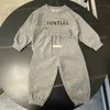 デザイナー服幼児の男の子の服セット春秋の赤ちゃん長袖Tシャツパンツ2pcs子供用服のトラックスーツ