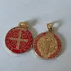 Charms 50 Stück religiöse mehrfarbige St. Benedikt-Medaille Katholische vergoldete SB-Medaille Münze San Benito Geschenk 230729