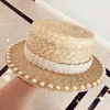 Cappelli a tesa larga Elegante stile vintage Hepburn Cappello piatto in paglia di grano con perle Cappello estivo femminile Chic Protezione solare Spiaggia Visiera parasole