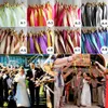 Drapeaux de bannière 50pcs / lot baguettes de ruban coloré bâton de mariage avec des cloches pour la décoration de mariage 230729