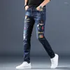 Mäns jeans grossist 2023 mode tonåringar denim broderade byxor märke smala casual fötter trasiga trend penna byxor